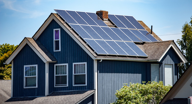 Energia Fotovoltaica o que é: Painel solar acima do telhado de uma casa.